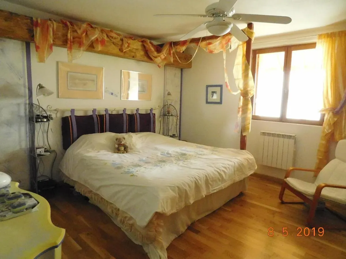לינה וארוחת בוקר Bassy Chez Nous. B & B