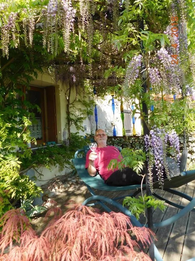 Chez Nous. B & B Bassy Bed & Breakfast